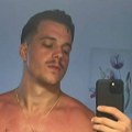 Pavle Mensur "pobegao" iz Beograda, pa se skinuo: Devojka mu uživa na drugom kontinentu, on pokazao novi imidž
