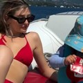 Ćerka Gagija Jovanovića pršti u crvenom bikiniju! Glumica uživa na brodu sa sinom, a od njenog izgleda zastaje dah: Pogledajte…