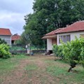 Kuća sa 18 ari placa i opremljena nameštajem prodaje se za 28.000 evra: nalazi se nadomak grada, a od reke udaljena samo 500…