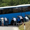 Ljudi, šta radite bre?! Srbi u šoku, snimak obilazi region: Svi izašli da ručno poguraju grdosiju od autobusa
