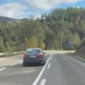 (Video) Sve vreme po krivinama vozi u kontrasmeru! Jeziv snimak vožnje na Zlatiboru, ovde samo čudom niko nije stradao