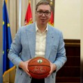 Predsednik Vučić dobio poklon sa potpisom legende Bostona: Čim završim fakultet za trenera, pokloniću je klincima koje ću…