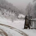 Snežna mećava paralisala Zlatibor: Jak sneg pada satima, zabranjen saobraćaj za šlepere preko Borove Glave (foto)