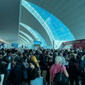"Nisu nam obezbedili ni hranu za: Decu!" Turisti na aerodromima u Dubaiju proživljavaju pakao: "Ovde smo stisnuti kao…