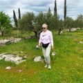 Žena pokojnog pevača prodala skupe tašne napustila grad i zasadila maslinjak! Preko noći prelomila, a kuća koju je kupila je…