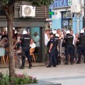 Veliki broj policajaca u Čačku, blokirani svi prilazi prostorijama SNS