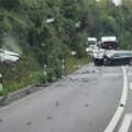 Stravična nesreća: Automobil sleteo s puta, smrskani delovi svuda po kolovozu