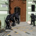 Specijalci vežbali, pa omašili zgradu! Upali u školu i isprepadali decu: "Mislili da statisti dobro glume"