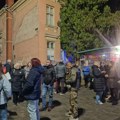 Protest nastavnog osoblja Vuka Karadžića, na pešačkom prelazu ispred Škole. Konačno, prelaz dodatno osvetljen!
