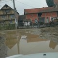 Čitaoci javljaju: U selu Vlase raskopali rupe još u martu prošle godine i ostavili ih na ulicama