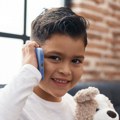 Stručnjaci savetuju: Evo kada je najbolje vreme da deca dobiju prvi mobilni telefon