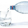 Studija pokazala zašto bi trebalo da prestanemo da pijemo vodu iz plastičnih ambalaža