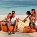 "Moje ćerke znaju da su usvojene" Poznati pevač se grli sa ženom i decom na plaži: Porodična slika sa egzotične destinacije…