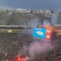 VIDEO Navijači Zvezde okačili "grobarima" iznad glave transparent za Tuđmana, usledio haos i vatra na jugu