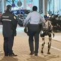 Policija "privela" robota jer je uznemiravao staricu na ulici usred noći