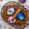 Pred Uskrs: Testirala je 7 načina farbanja jaja, tri tehnike su totalni pogodak