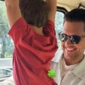 Biković se vozi gradskim prevozom sa sinom: Prizor koji se retko viđa, Vasilije (2) se uhvatio za šipku i visi