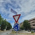 Tabla sa novim nazivom ulice "Zoran Đinđić" u Severnoj Mitrovici završila - u kružnom toku