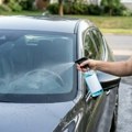 Evo zašto bi trebalo da prskate šoferšajbnu sirćetom: Rezultati će vas oduševiti