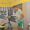 Svi beže u grad, a on ne napušta njivu: Mladi Aleksandar pravi ozbiljan porodični posao, njihova tezga je hit na pijaci, rade…