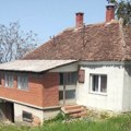 Kuća sa 135 ari zemlje prodaje se za 28.000 evra: Ima 70 kvadrata, podrum i dva pomoćna objekta (Foto)
