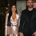 Mia Borisavljević i Bojan Grujić se drže za ruke Pevačica raspalila dekolte, a on puca od elegancije na koncertu Kaće Grujić…