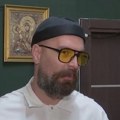 (Foto, video) Milan svakog dana iz Novog Sada putuje u Beograd! U Francuskoj ulici besplatno šiša one kojima je najpotrebnije…