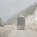 Put još samo obećanje:Nastavlja se agonija meštana rožajskih sela, ali i putnika ka granici sa Srbijom (foto)