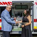Gradonačelnik Bakić direktorki Doma zdravlja Subotica uručio ključeve novog sanitetskog vozila