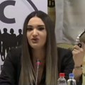 Studentkinja na konferenciji skidala cipelu, glumila obrvama i vikala: „Skauti SNS akademije jedva čekaju da potpišu ovaj…