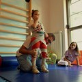 (Video): Ova hrabra devojčica je jedno od troje dece u Srbiji koja ima sindrom za koji ne postoji lek, porodica sve čini da…