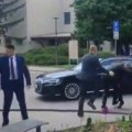 Novi snimak atentata na premijera Slovačke! Obezbeđenje ga ubacuje u automobil, policija zatvorila područje