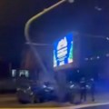 Karambol na Novom Beogradu: Automobilom se zakucao u semafor, delovi vozila rasuti po putu (video)