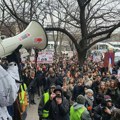 Studenti u Novom Sadu blokirali raskrsnicu kod Futoške pijace u znak podrške studentkinji iz Beograda: Incident tokom…