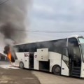 Zapalio se autobus kod Kraljeva: Vatra bukti iz vozila, dim izbija na sve strane (video)