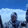 Kineskog paraglajdera vetrovi podigli na visinu Mont Everesta: Iznad oblaka i prekriven ledom, ali ipak živ (VIDEO)