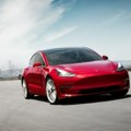 Tesla ga odveo pravo na šine - a onda je naišao voz! Vozač krivi autopilot FOTO