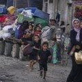 Najmanje 95 Palestinaca poginulo u napadu na kafić, školu i centre za pomoć u Gazi