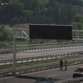 VIDEO: Građani pokušavaju da blokiraju naplatnu rampu u Pakovraću - policija ne dozvoljava