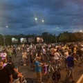 Muškarac napao bicikliste na blokadi, građani ostavili poruke na vratima gradonačenika
