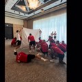 VIDEO Fudbaleri Linkolna se igraju stolnjakom u hotelu uoči meča sa Zvezdom i ludo se zabavljaju