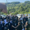 „Ubićemo te golim rukama!“ Napadnuti novinari dok su izveštavali o uklanjanju spomenika Pavlu Đurišiću