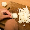 Kako da isečete crni luk bez suza? Kad vidite ovaj genijalni trik odmah ćete potrčati u kuhinju da ga isprobate