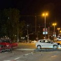 Prednji deo vozila uništen, srča svuda po putu: Žestok sudar kod Ušća: Automobili ostavljeni na raskrsnici (foto)