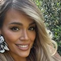 Marija Mikić u društvu markantnog pevača u Crnoj Gori: Poziraju i ne skidaju osmeh sa lica: Pevačica naglasila dekolte samo…