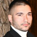 Istakao Srpsku zastavu, a sinovi pored njega! Ovako Mirko Šijan prati košarkašku utakmicu Srbija-Finska: Oglasio se iz svog…