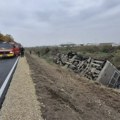 Mediji: Određen pritvor vozaču autobusa koji se prevrnuo kod Sremske Mitrovice