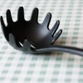 Evo zašto stručnjaci upozoravaju na crni plastični kuhinjski pribor: „Odmah ga bacite jer kad vidite šta je u njemu…“