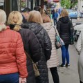 (Фото, видео) Све је пусто у Београду, само се у овој улици створио непрегледан ред људи, чека и старо и младо, нема гурања…