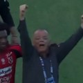 Pijani gazda kluba slavio poraz svog tima! Igrači morali da ga spasavaju od besa navijača (video)